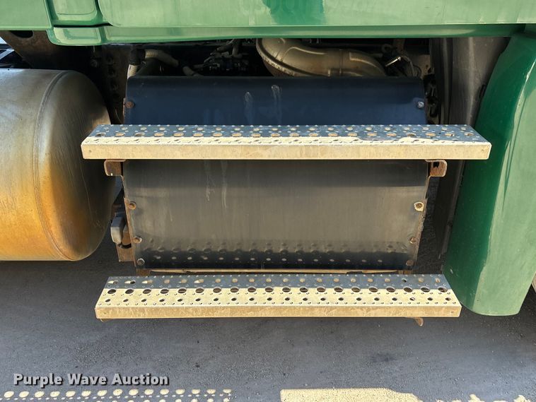 image for item FG1079 2017 Freightliner Cascadia 125 semi truck