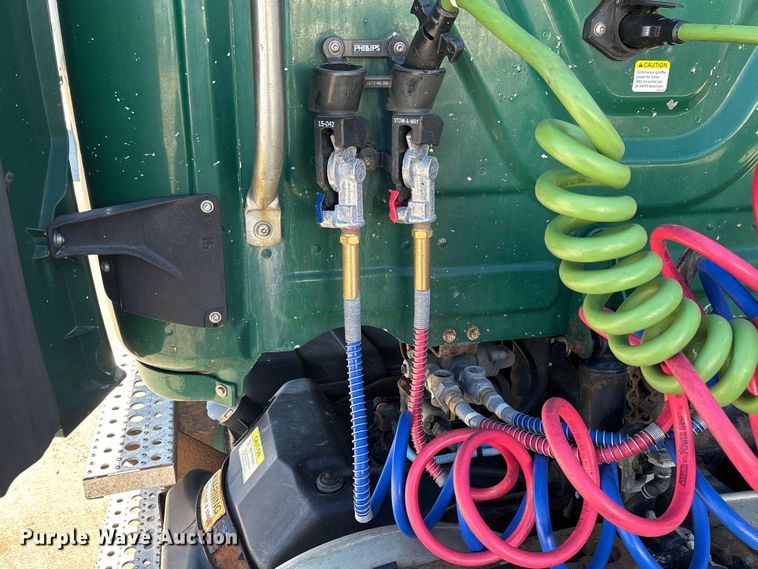 image for item FG1079 2017 Freightliner Cascadia 125 semi truck