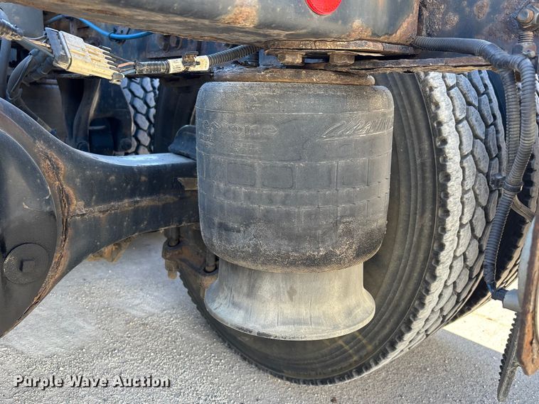 image for item FG1079 2017 Freightliner Cascadia 125 semi truck