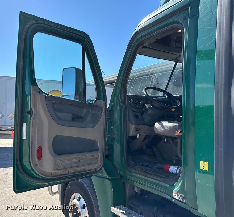 image for item FG1079 2017 Freightliner Cascadia 125 semi truck