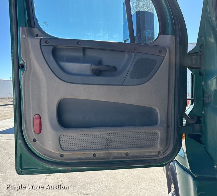 image for item FG1079 2017 Freightliner Cascadia 125 semi truck