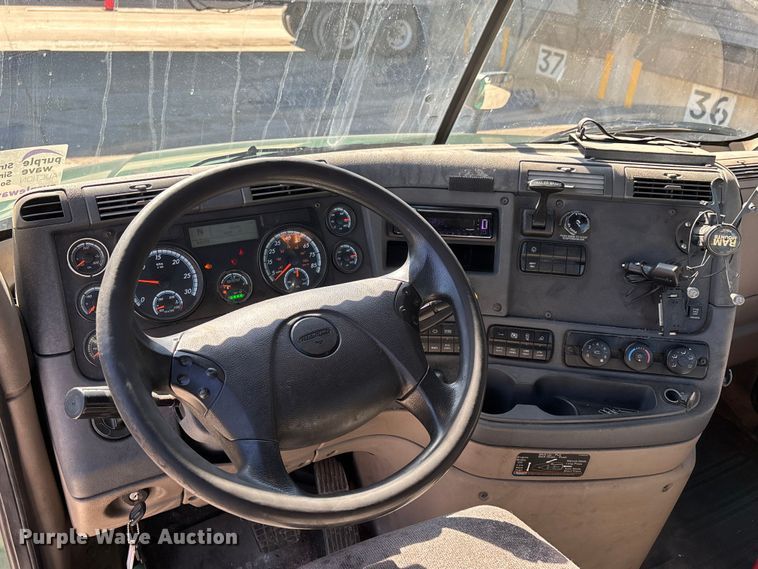 image for item FG1079 2017 Freightliner Cascadia 125 semi truck