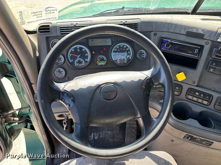 image for item FG1079 2017 Freightliner Cascadia 125 semi truck