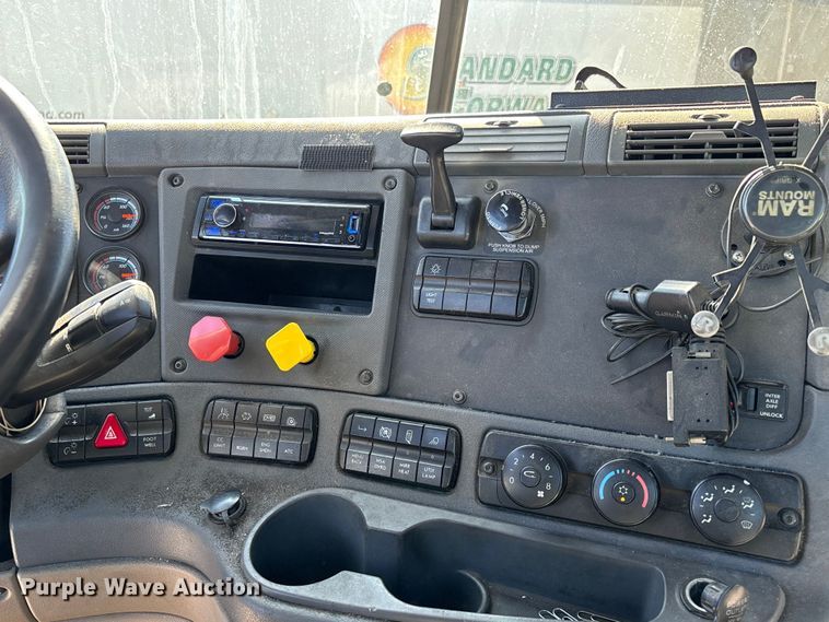 image for item FG1079 2017 Freightliner Cascadia 125 semi truck