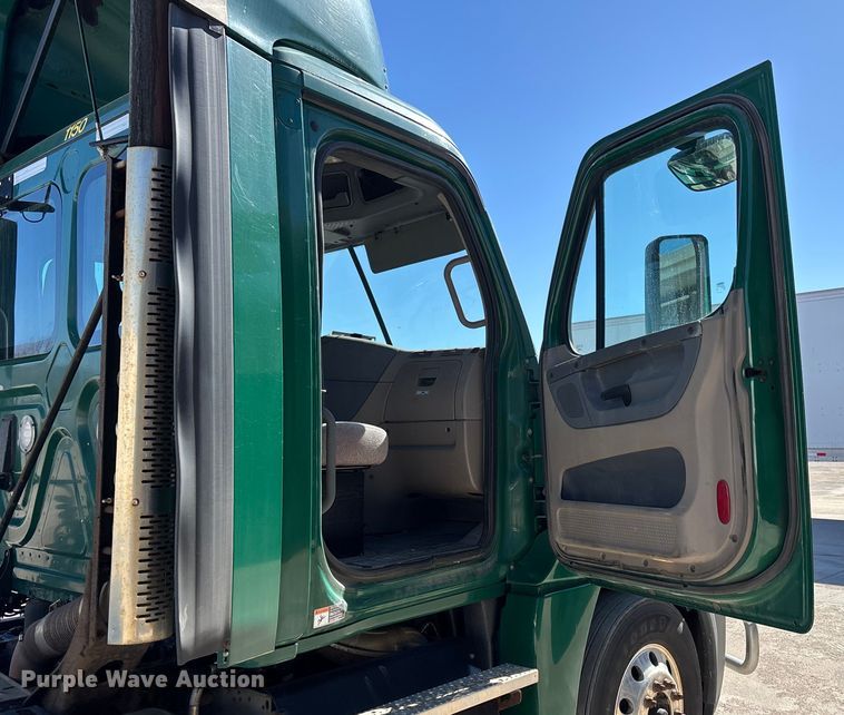 image for item FG1079 2017 Freightliner Cascadia 125 semi truck