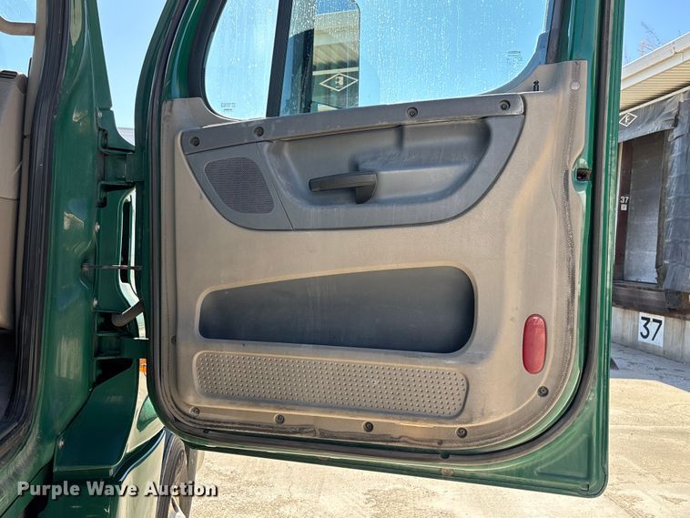 image for item FG1079 2017 Freightliner Cascadia 125 semi truck