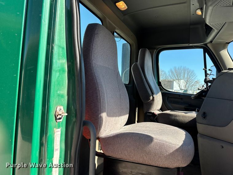 image for item FG1079 2017 Freightliner Cascadia 125 semi truck