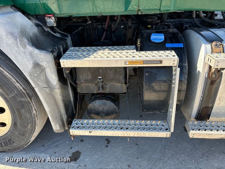 image for item FG1080 2016 Mack CXU613 semi truck