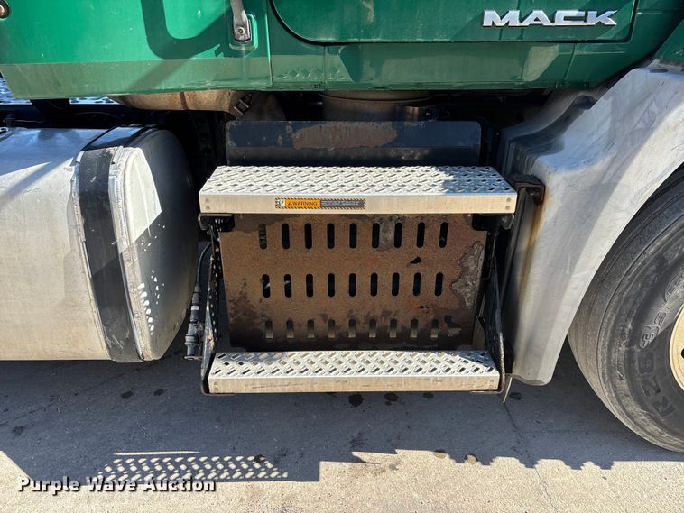 image for item FG1080 2016 Mack CXU613 semi truck