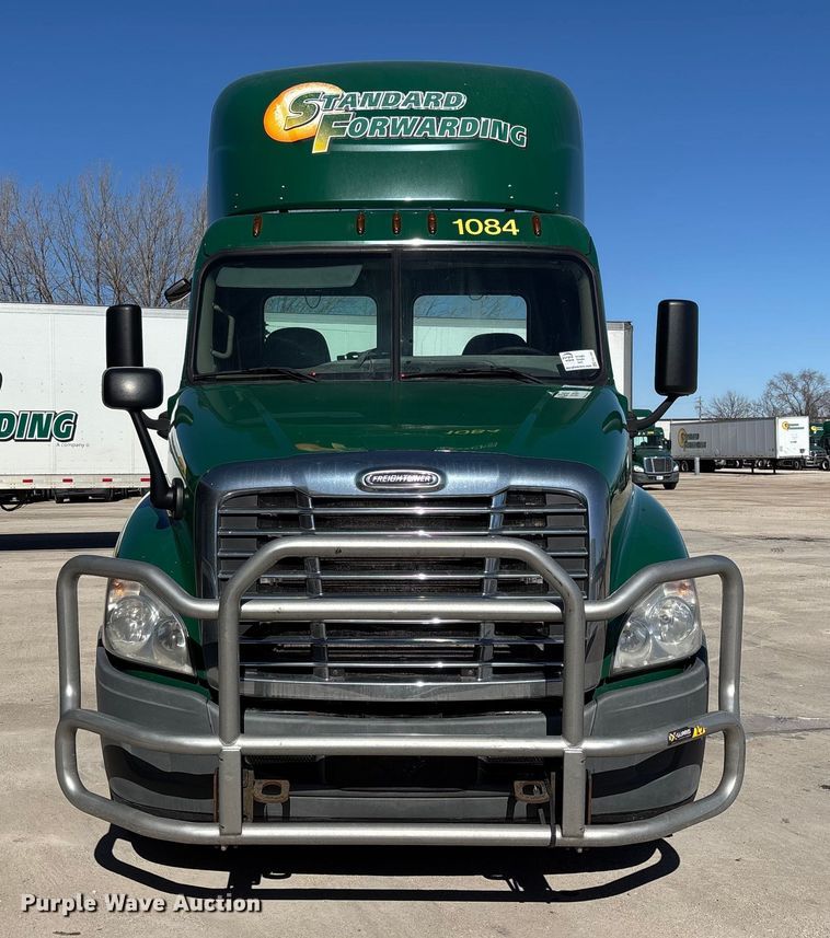 image for item FG1081 2017 Freightliner Cascadia 125 semi truck