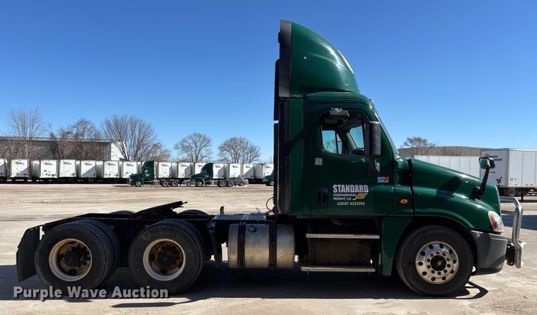 image for item FG1081 2017 Freightliner Cascadia 125 semi truck