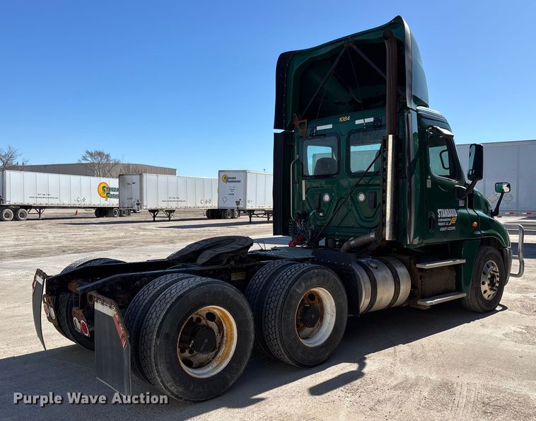 image for item FG1081 2017 Freightliner Cascadia 125 semi truck