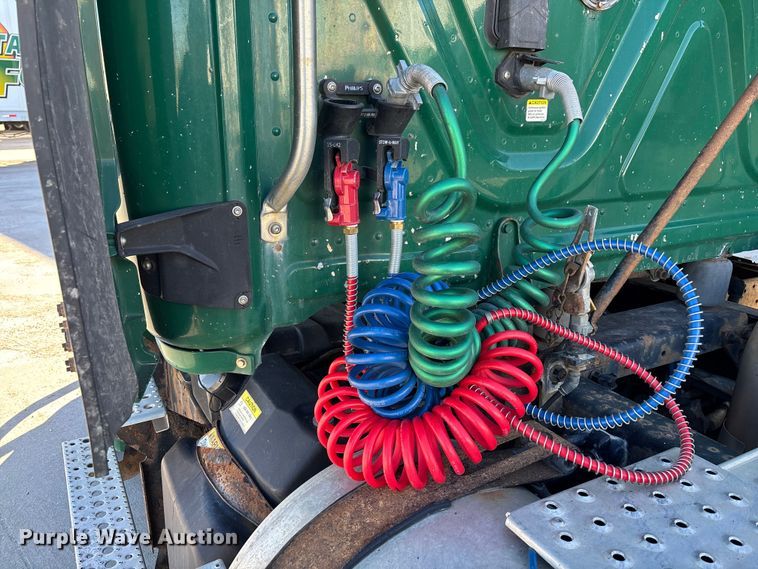 image for item FG1081 2017 Freightliner Cascadia 125 semi truck