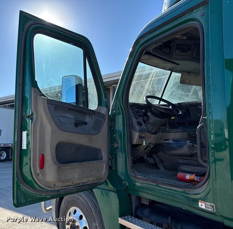 image for item FG1081 2017 Freightliner Cascadia 125 semi truck