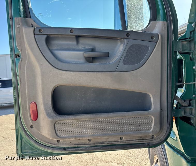 image for item FG1081 2017 Freightliner Cascadia 125 semi truck