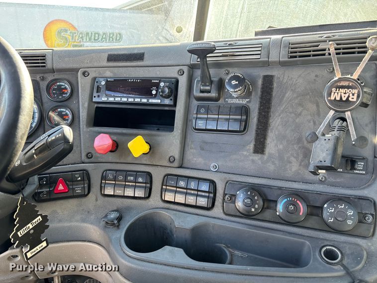 image for item FG1081 2017 Freightliner Cascadia 125 semi truck