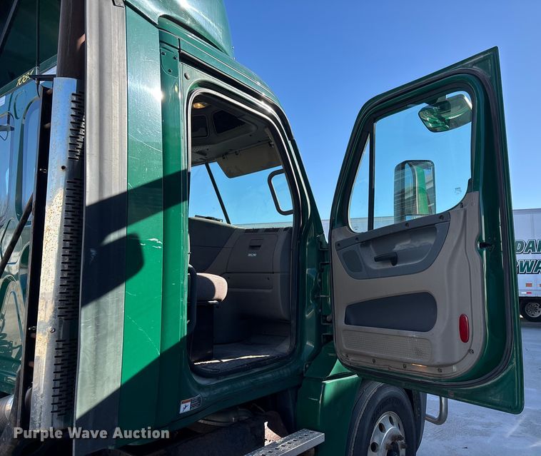 image for item FG1081 2017 Freightliner Cascadia 125 semi truck