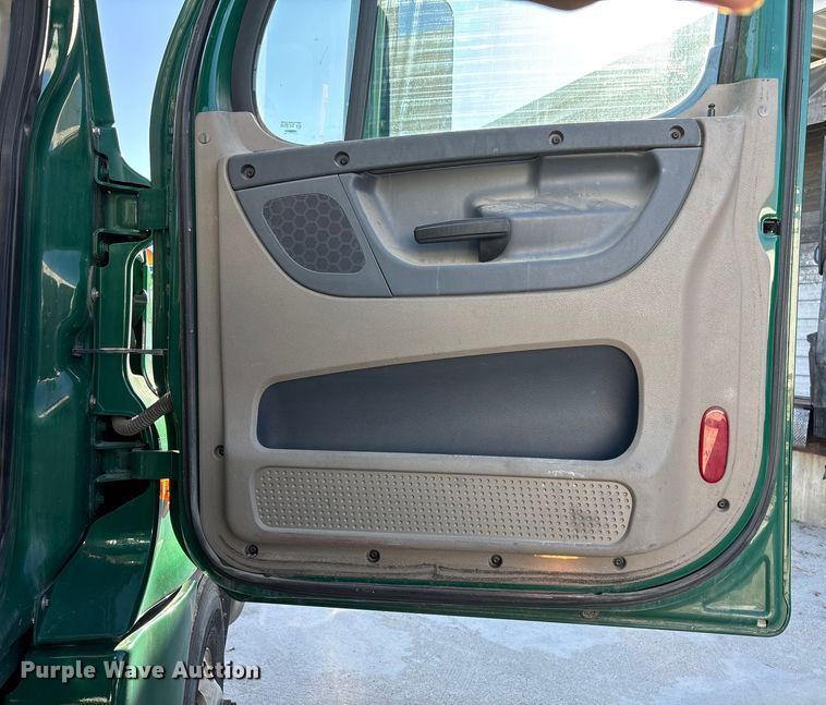 image for item FG1081 2017 Freightliner Cascadia 125 semi truck