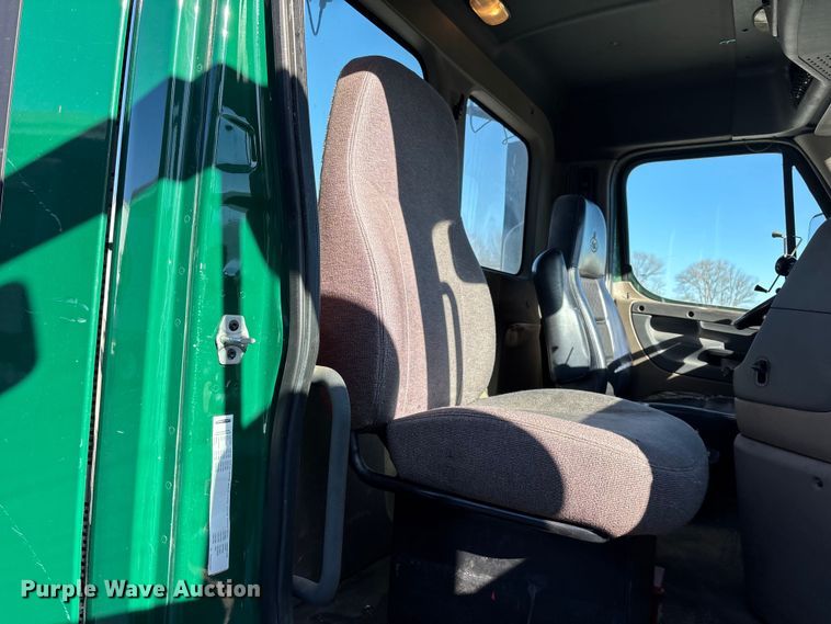 image for item FG1081 2017 Freightliner Cascadia 125 semi truck