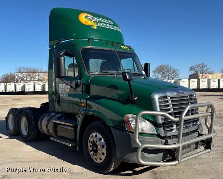 image for item FG1088 2017 Freightliner Cascadia 125 semi truck