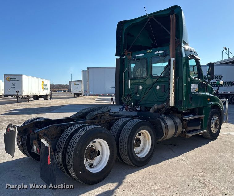 image for item FG1088 2017 Freightliner Cascadia 125 semi truck