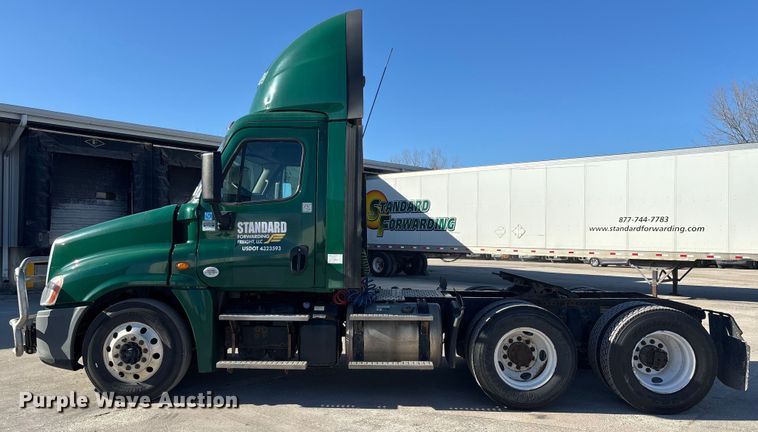 image for item FG1088 2017 Freightliner Cascadia 125 semi truck