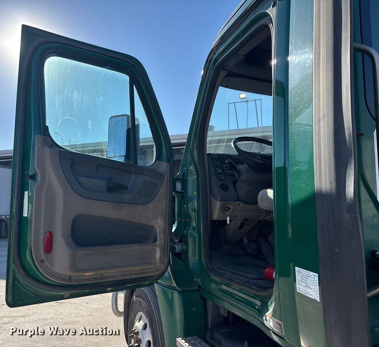 image for item FG1088 2017 Freightliner Cascadia 125 semi truck