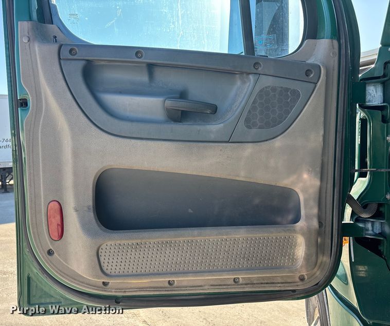 image for item FG1088 2017 Freightliner Cascadia 125 semi truck