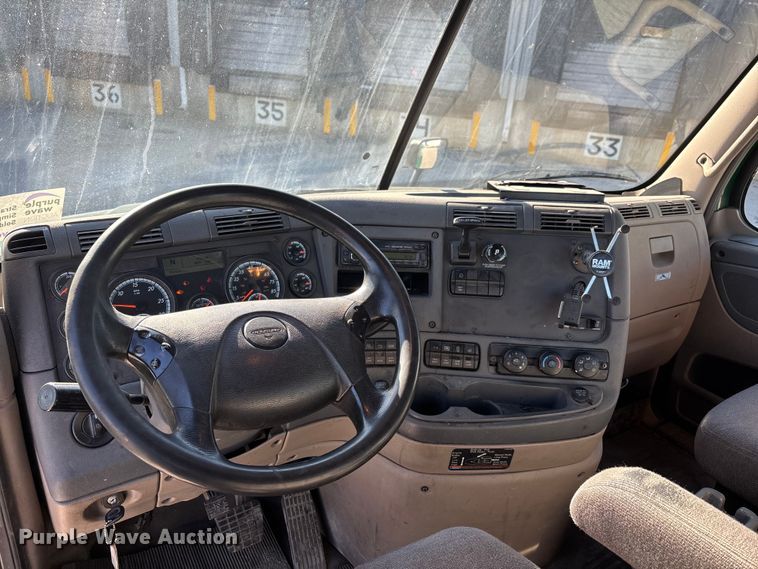 image for item FG1088 2017 Freightliner Cascadia 125 semi truck