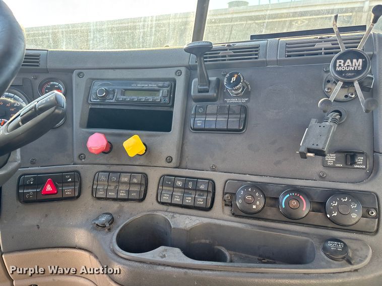 image for item FG1088 2017 Freightliner Cascadia 125 semi truck