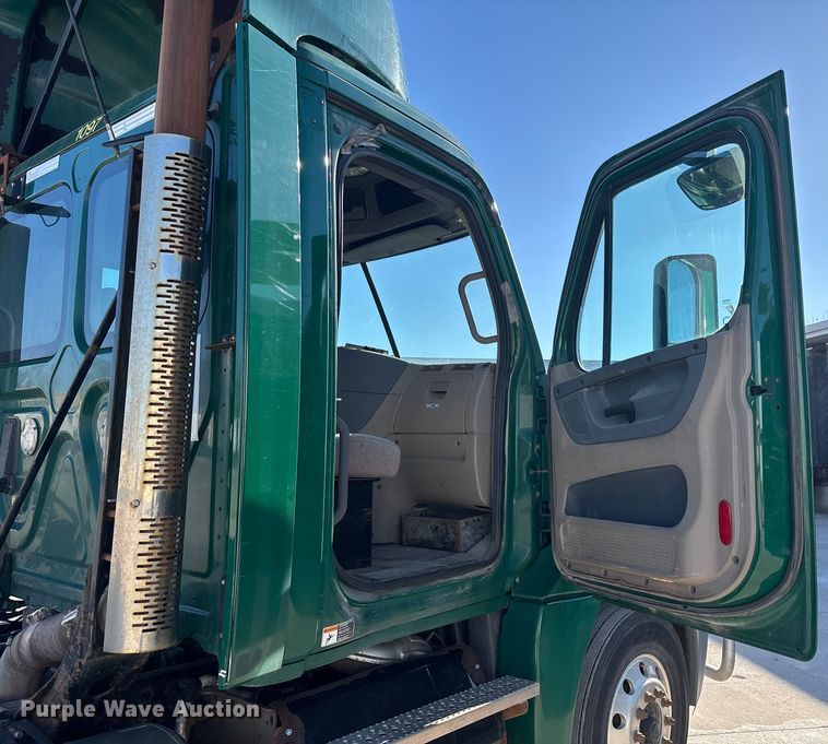 image for item FG1088 2017 Freightliner Cascadia 125 semi truck