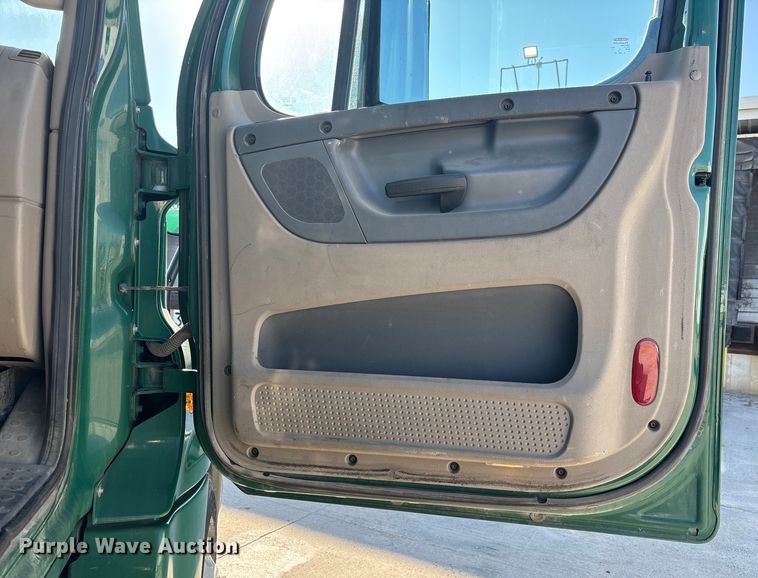 image for item FG1088 2017 Freightliner Cascadia 125 semi truck