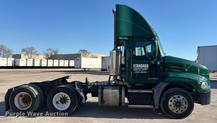 image for item FG1089 2013 Mack CXU613 semi truck