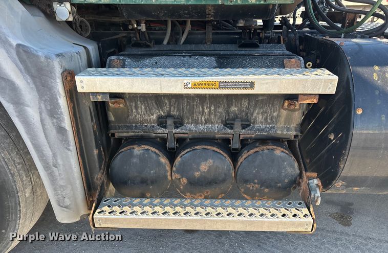 image for item FG1089 2013 Mack CXU613 semi truck