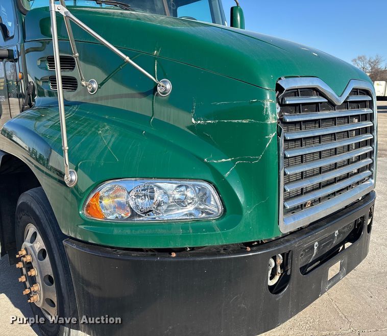 image for item FG1089 2013 Mack CXU613 semi truck