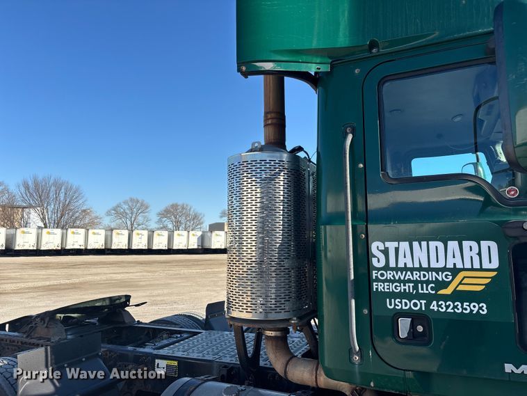 image for item FG1089 2013 Mack CXU613 semi truck