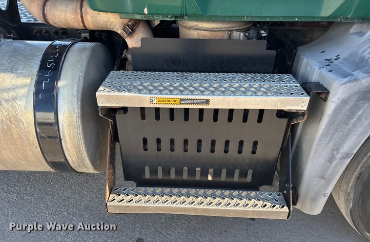 image for item FG1089 2013 Mack CXU613 semi truck