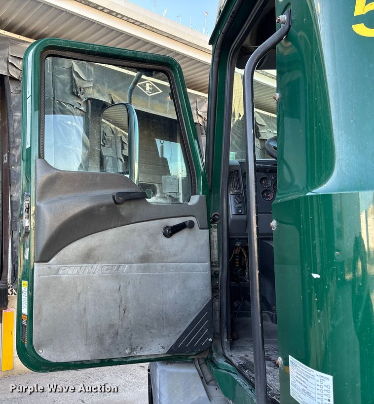 image for item FG1089 2013 Mack CXU613 semi truck