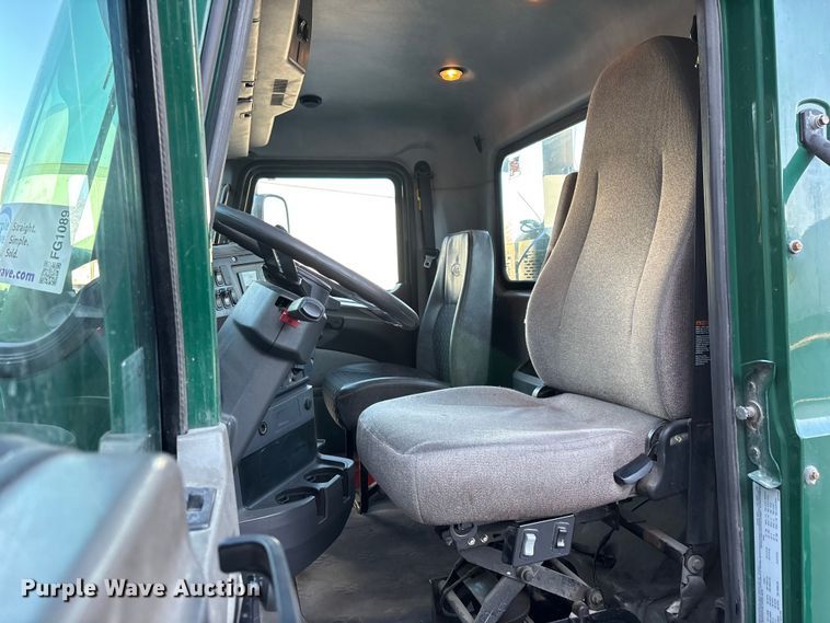 image for item FG1089 2013 Mack CXU613 semi truck