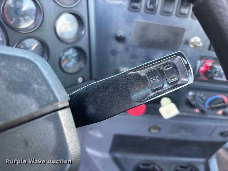 image for item FG1089 2013 Mack CXU613 semi truck