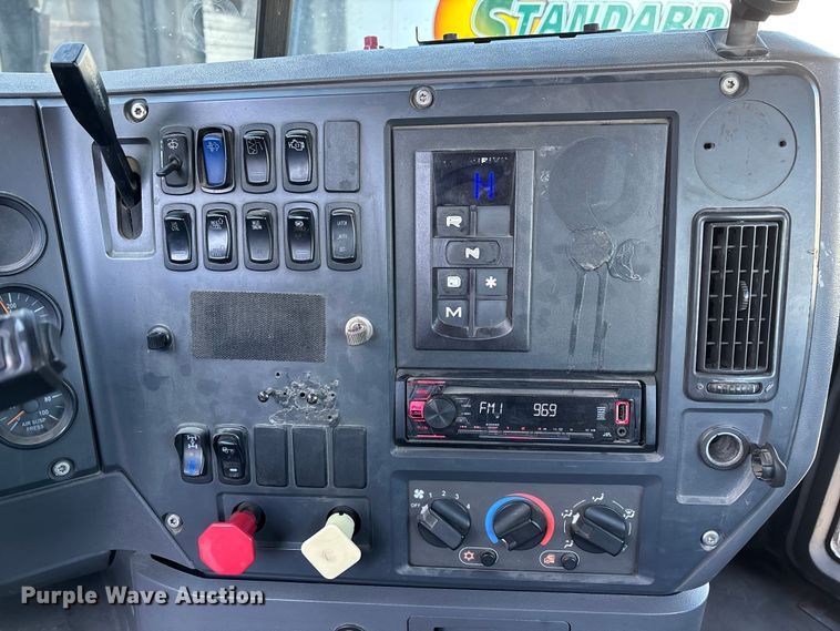 image for item FG1089 2013 Mack CXU613 semi truck