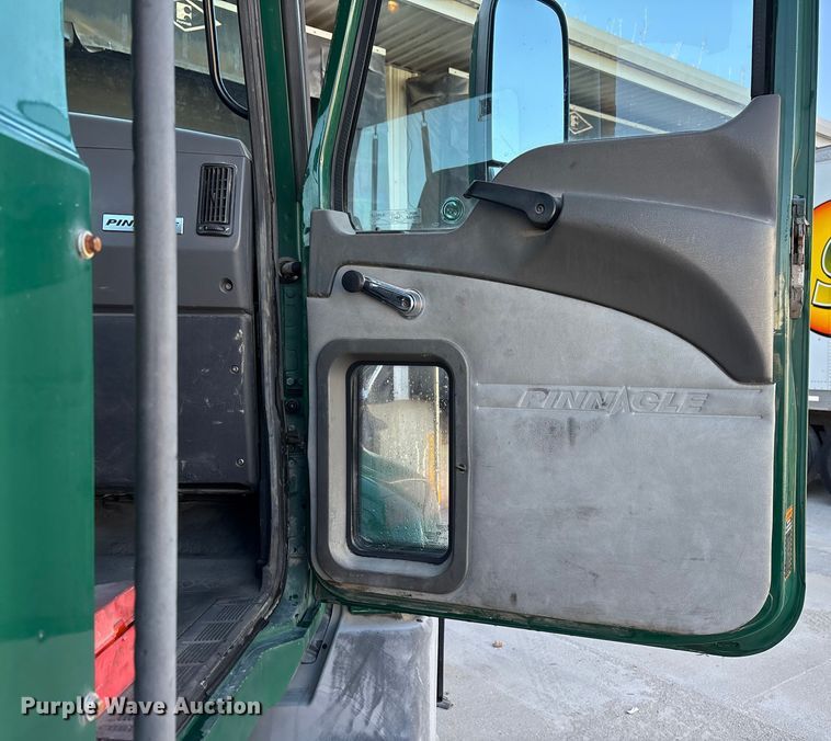 image for item FG1089 2013 Mack CXU613 semi truck