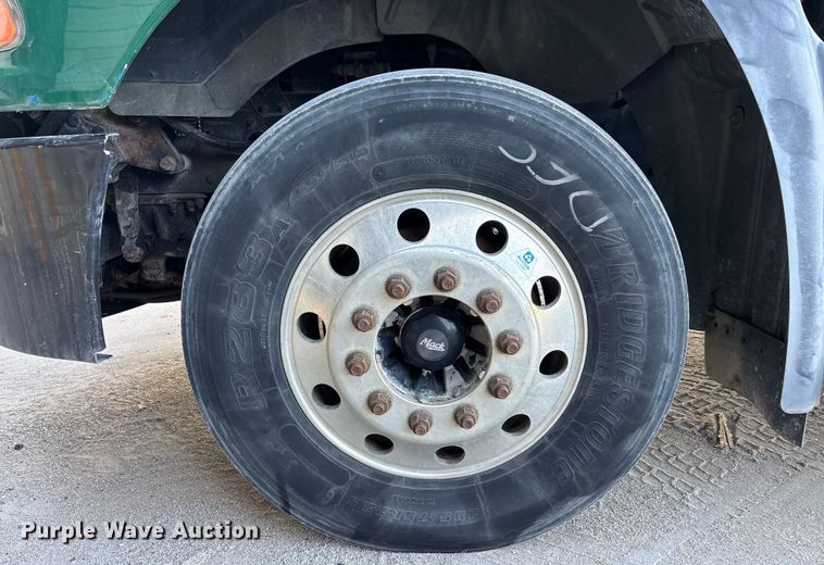 image for item FG1089 2013 Mack CXU613 semi truck