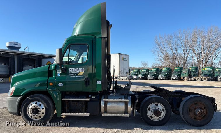 image for item FG1090 2017 Freightliner Cascadia 125 semi truck