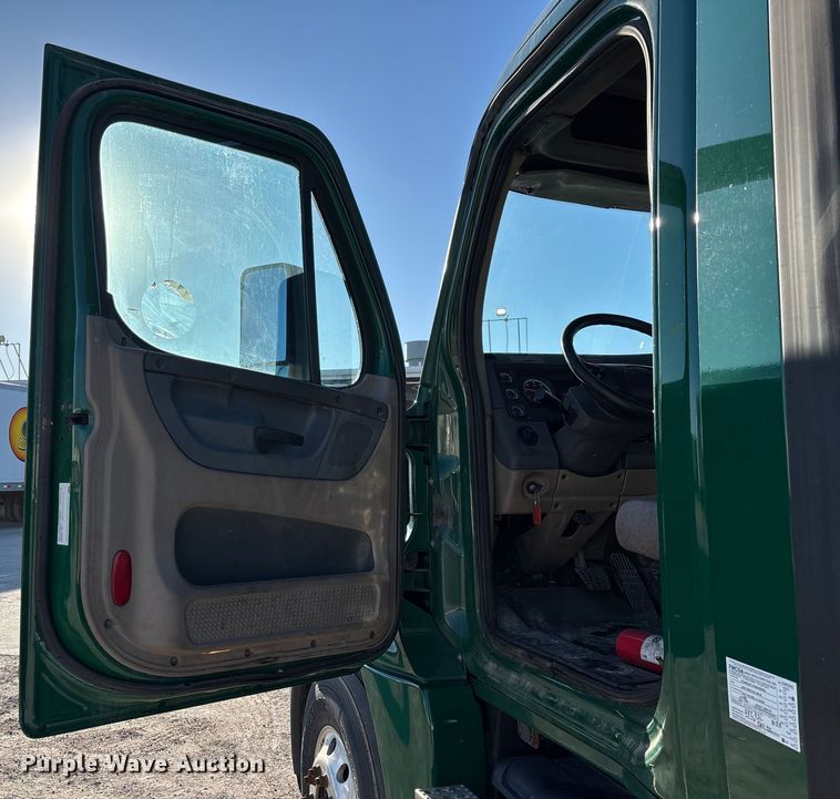 image for item FG1090 2017 Freightliner Cascadia 125 semi truck