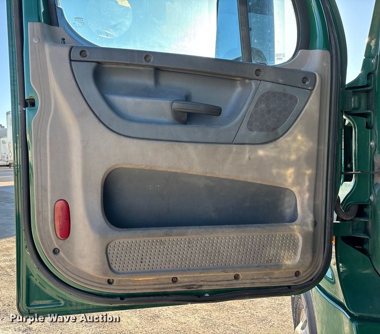 image for item FG1090 2017 Freightliner Cascadia 125 semi truck