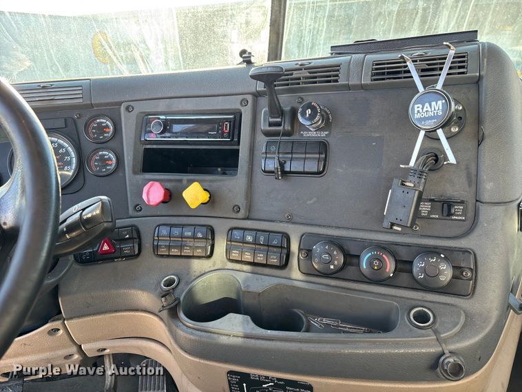 image for item FG1090 2017 Freightliner Cascadia 125 semi truck