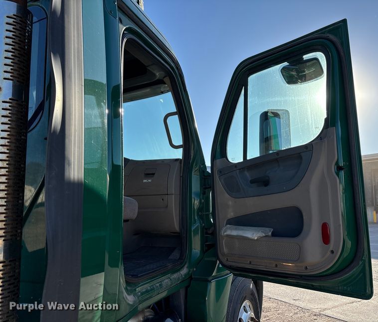 image for item FG1090 2017 Freightliner Cascadia 125 semi truck