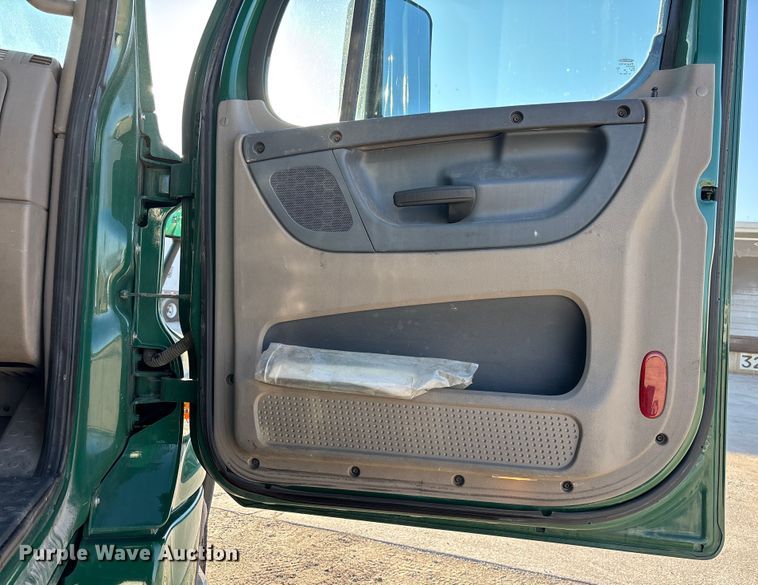 image for item FG1090 2017 Freightliner Cascadia 125 semi truck