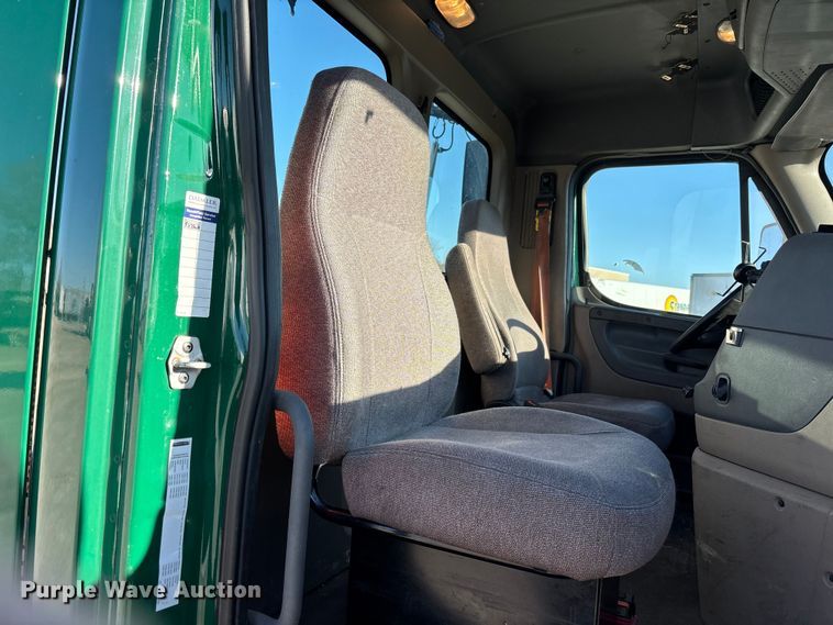 image for item FG1090 2017 Freightliner Cascadia 125 semi truck